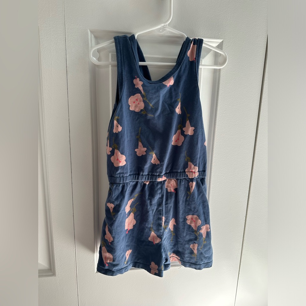 A sleeveless short tea romper
